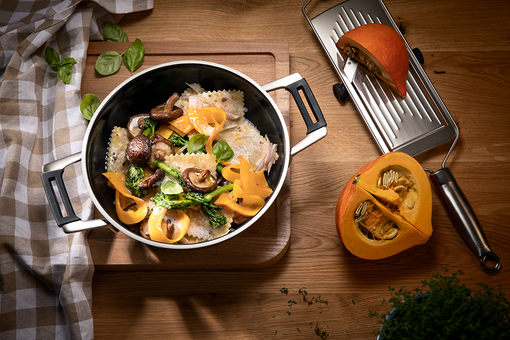 Ravioli mit Bimi, Shiitake-Pilzen, Soja-Butter und Kürbis