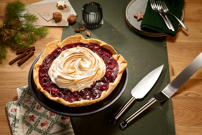 Rote-Früchte-Tarte mit flambierter Baiserhaube