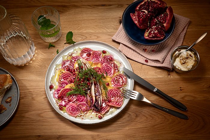 Ringelbete-Carpaccio mit gebratenem Trevisano und Granatapfel 